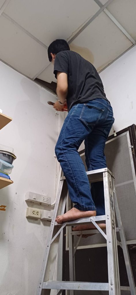 เปิดฝ้าเดินท่อร้อยสาย