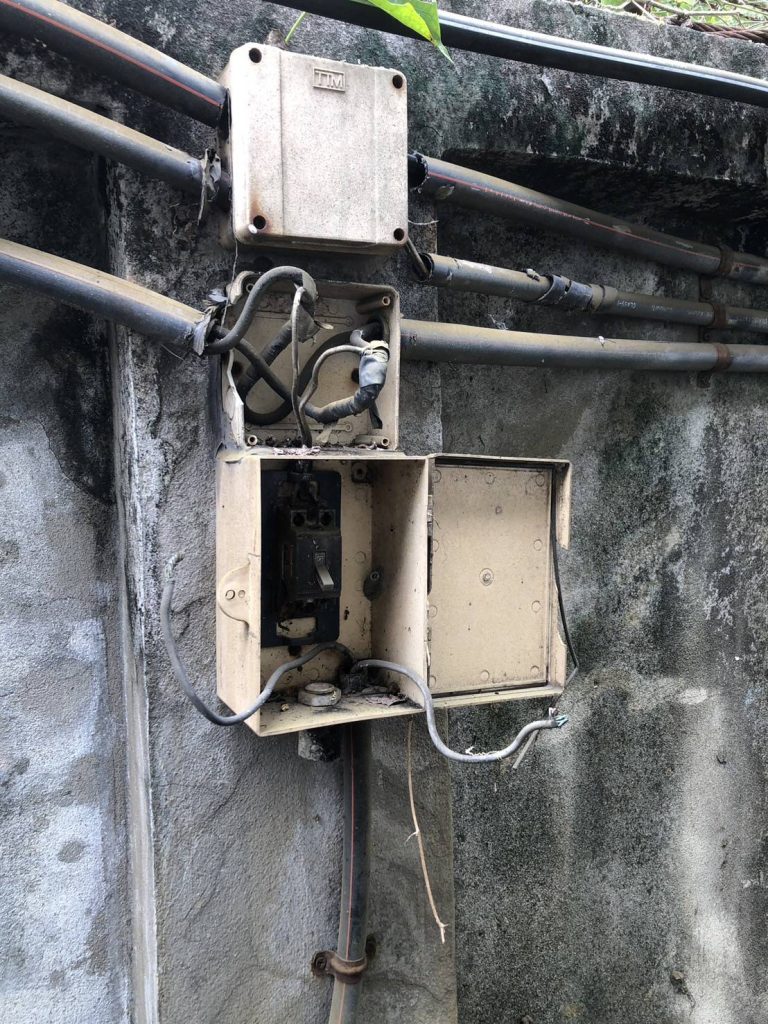 แนวสายและกล่องพักสายไฟเสียหายจากไฟไหม้