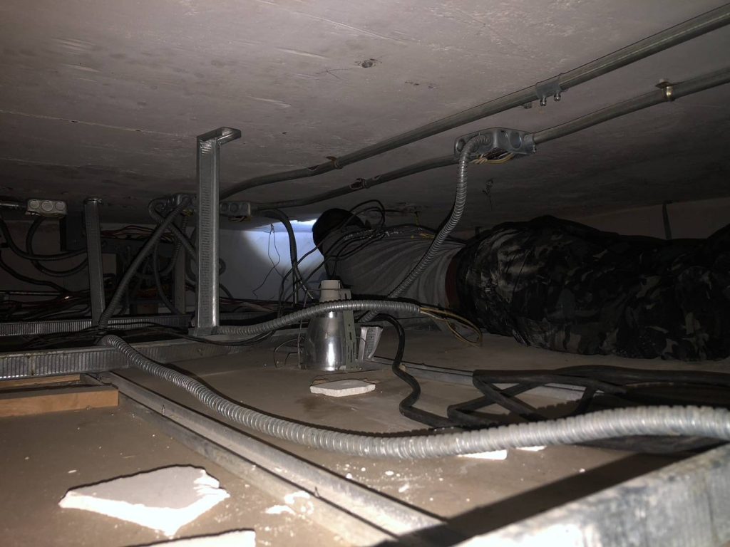 ปีนฝ้านเดินสายไฟ