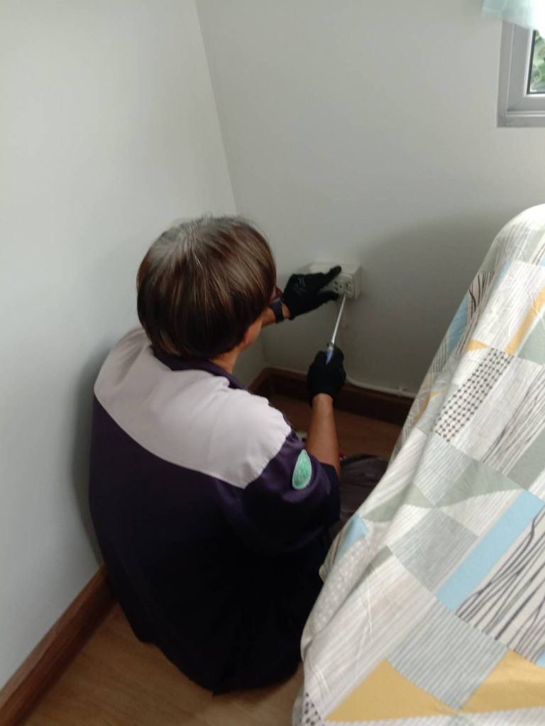 ช่างไฟฟ้าติดตั้งปลั๊กไฟ