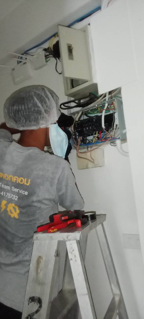 ช่างไฟฟ้า ซ่อมไฟในตู้คอนซูมเมอร์