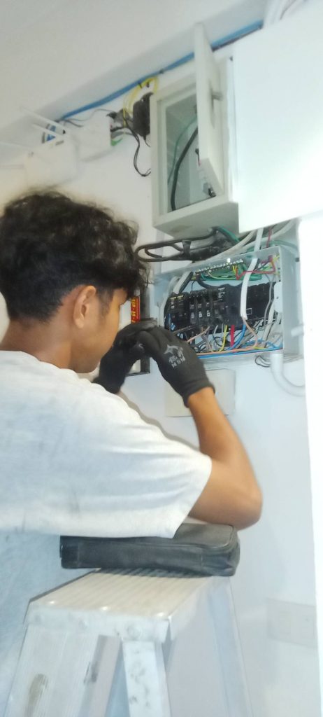 ซ่อมไฟในตู้คอนซูมเมอร์