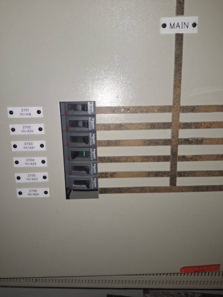 “ตู้คอนซูมเมอร์ยี่ห้อ Schneider Electric พร้อมเบรกเกอร์ย่อยหลายช่อง สำหรับควบคุมและป้องกันระบบไฟฟ้าภายในบ้านหรืออาคาร”