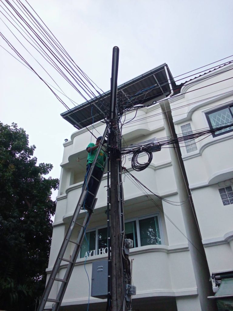 ปีนเสาดึงสายเมน