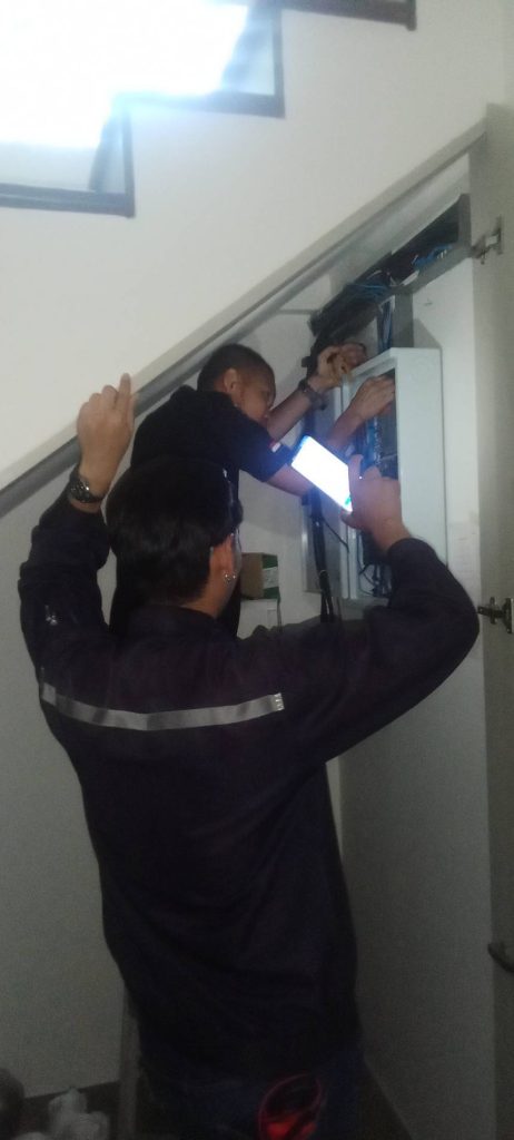 ซ่อมไฟหน้าตู้โหลด