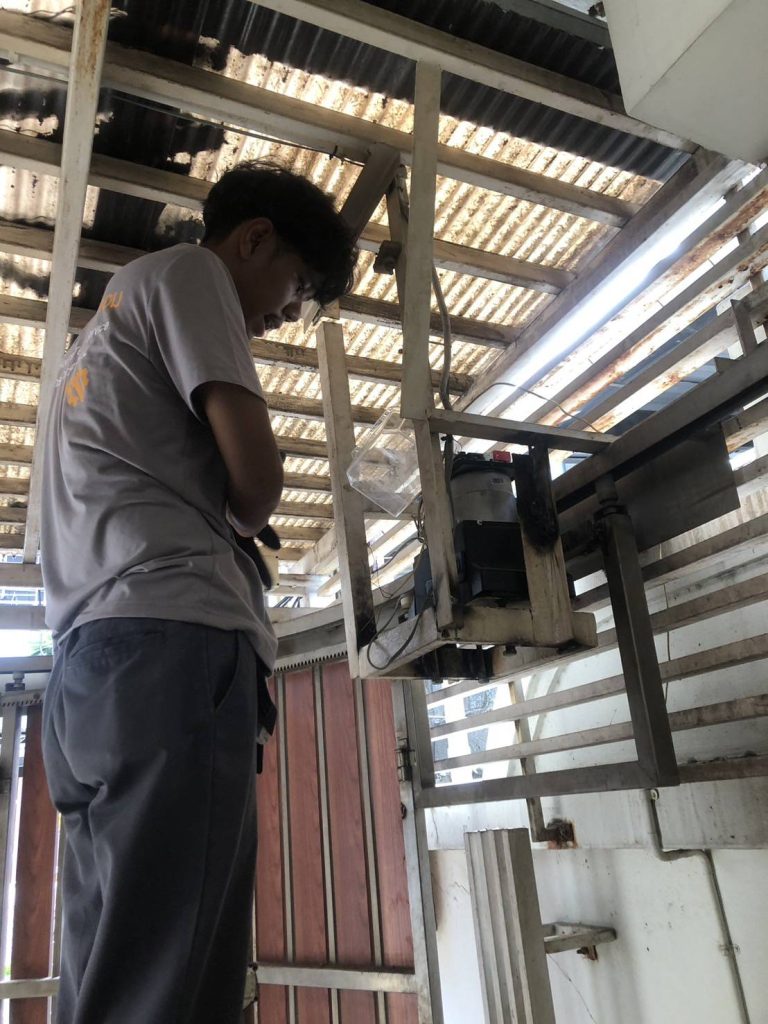 ช่างไฟฟ้าตรวจเช็กมอเตอร์ประตูรีโมท