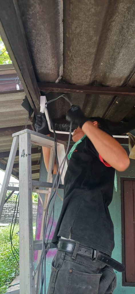 ช่างไฟฟ้าเดินท่อร้อยสายไฟ