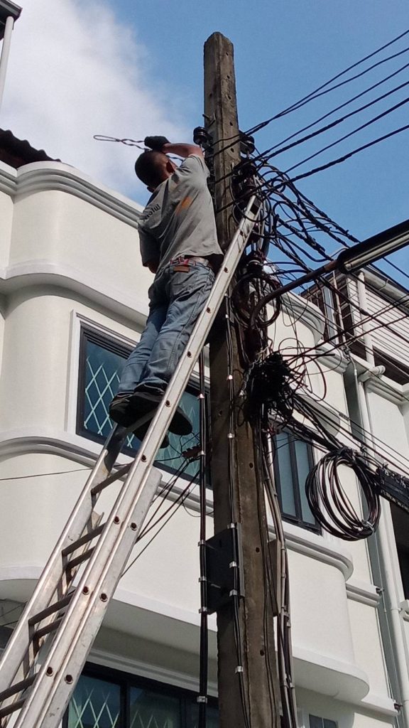 ปีนเสาไฟดึงสายเมน