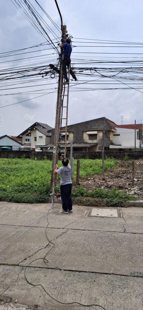 ปีนเสาดึงสายเมน