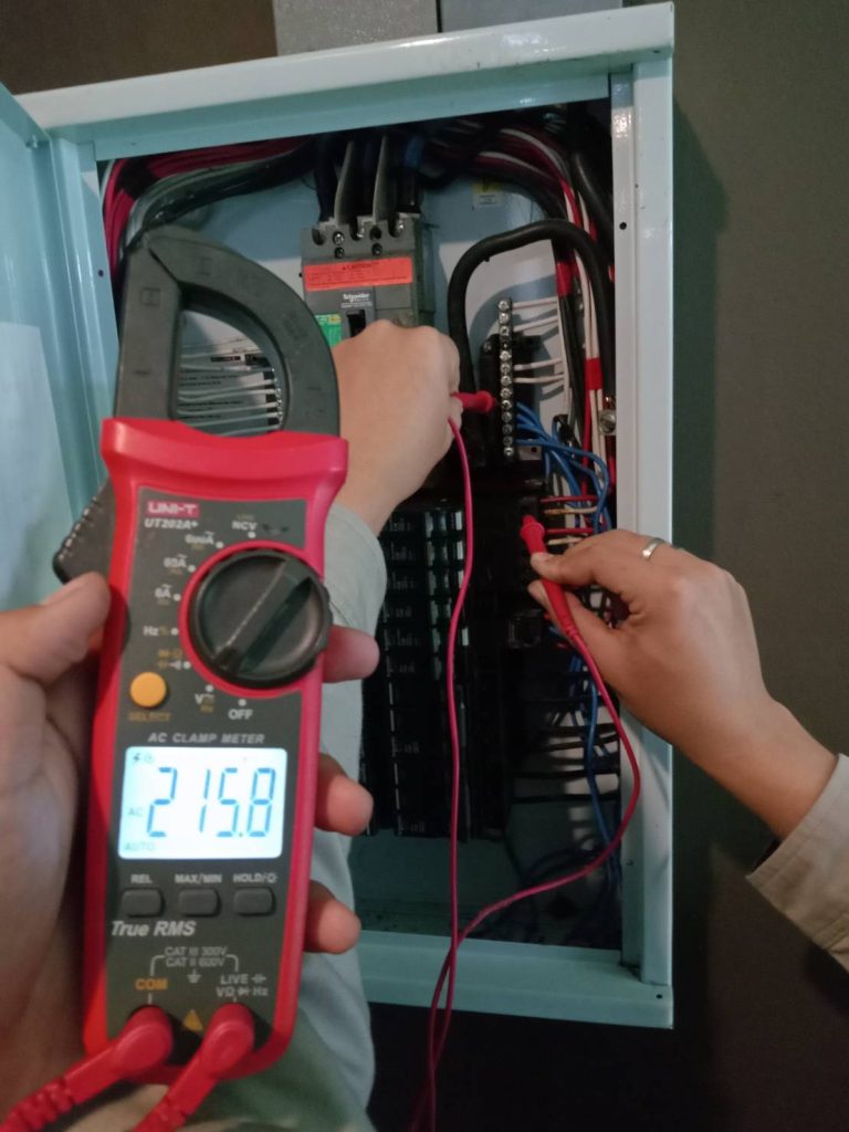 ช่างไฟฟ้าตรวจเช็กตู้คอนซูมเมอร์