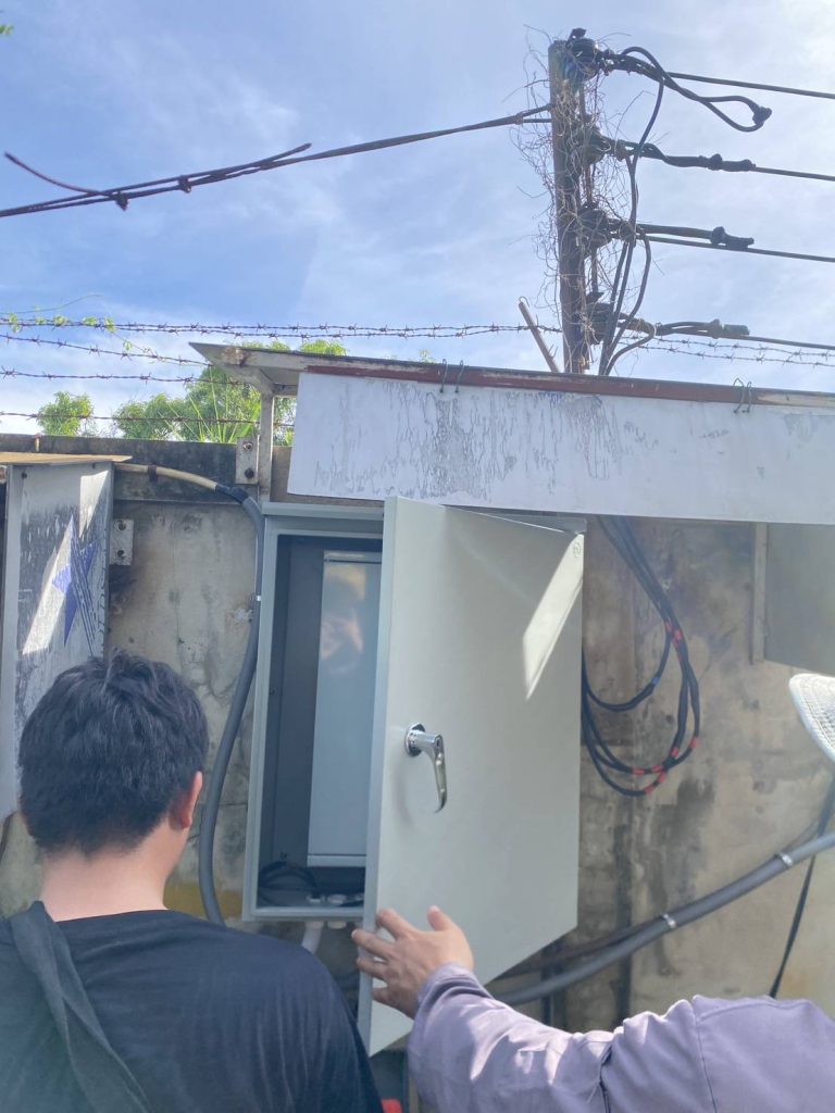 ช่างไฟฟ้าทำการติดตั้งตู้โหลดเซ็นเตอร์