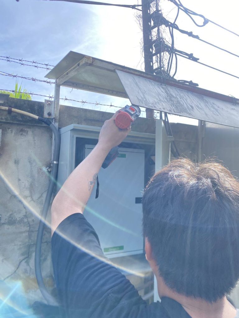 ช่างไฟฟ้าทำการติดตั้งตู้โหลดเซ็นเตอร์