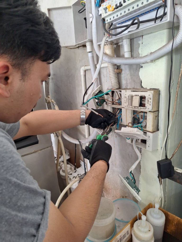 ซ่อมปลั๊กไฟ