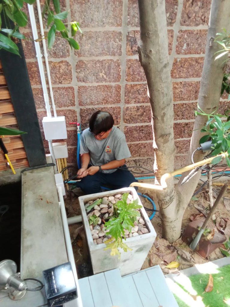 ช่างไฟฟ้าเดินท่อร้อยสายไฟ