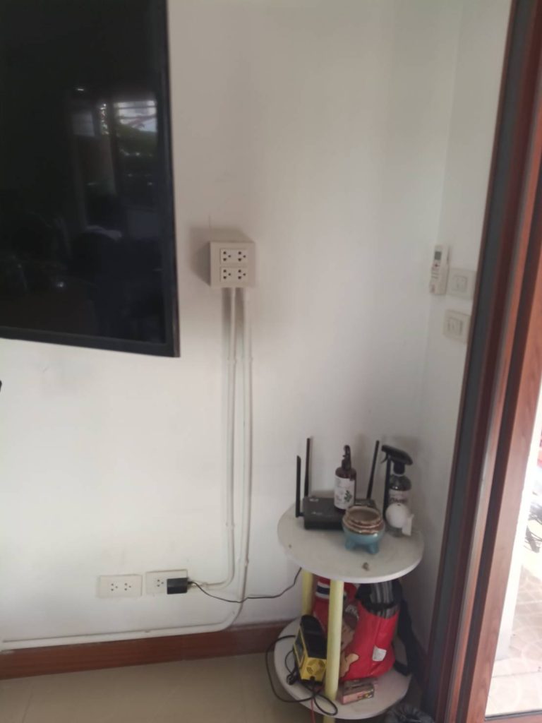 ปลั๊กไฟและแนวท่อสายไฟ