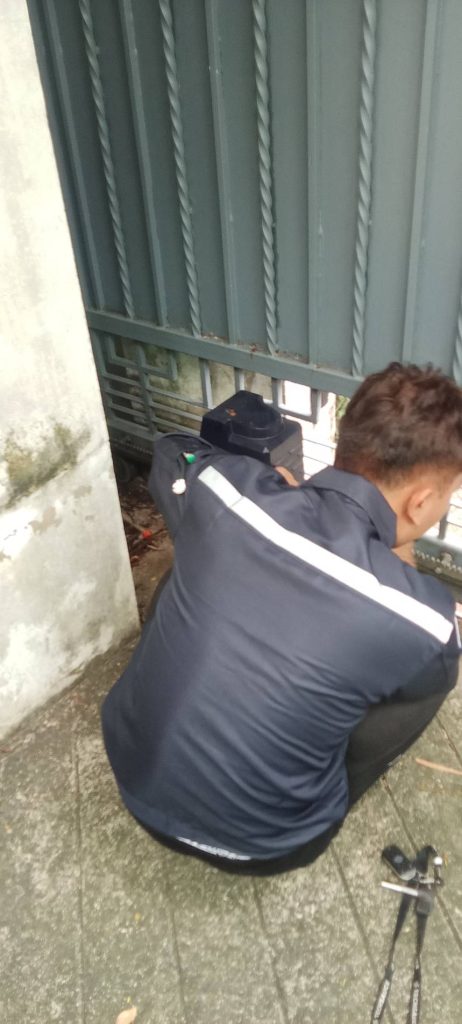 ช่างตรวจเช็กมอเตอร์ประตูรีโมท