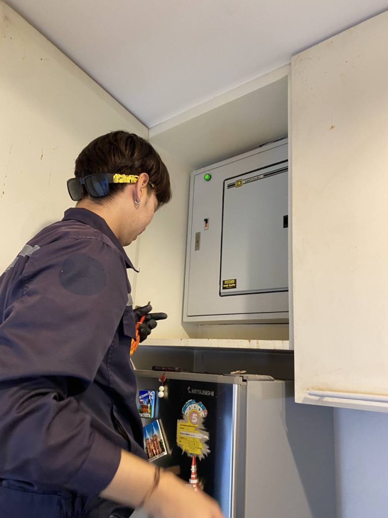 ช่างไฟฟ้าเข้าตรวจเช็กระบบไฟ