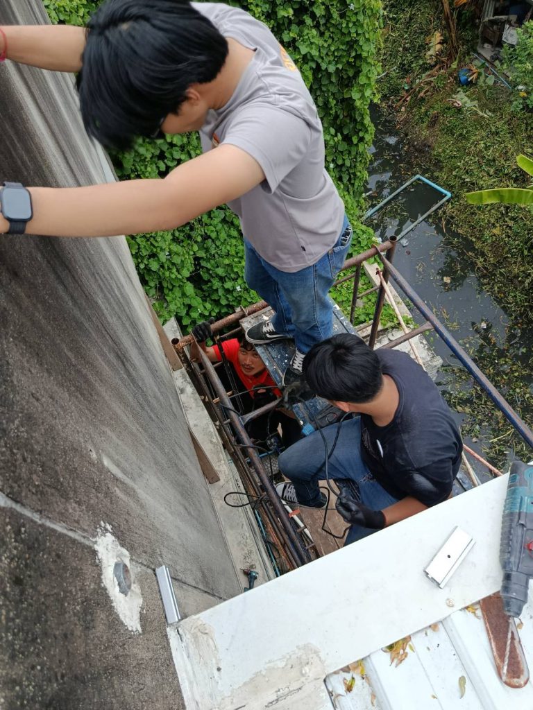 ปีนนั่งเดินสายไฟ