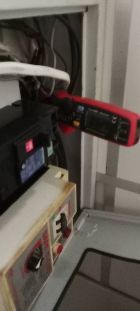 ช่างไฟฟ้าวัดกระแสตู้คอนซูมเมอร์