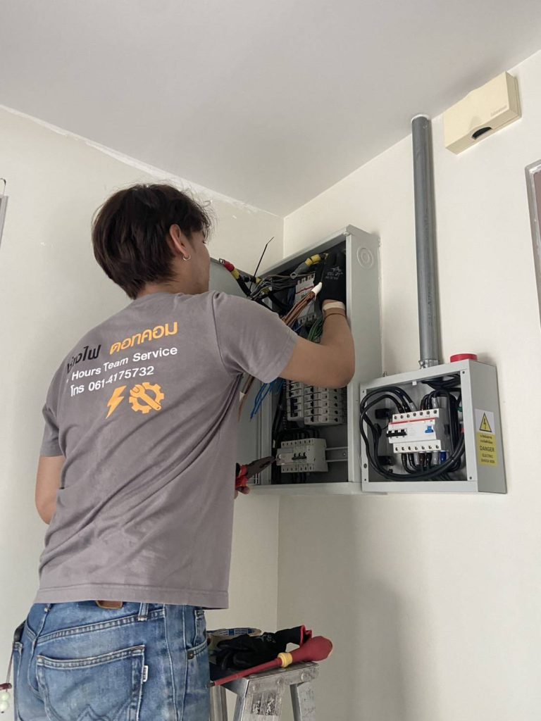 ช่างไฟฟ้าทำการติดตั้งตู้โหลดเซ็นเตอร์
