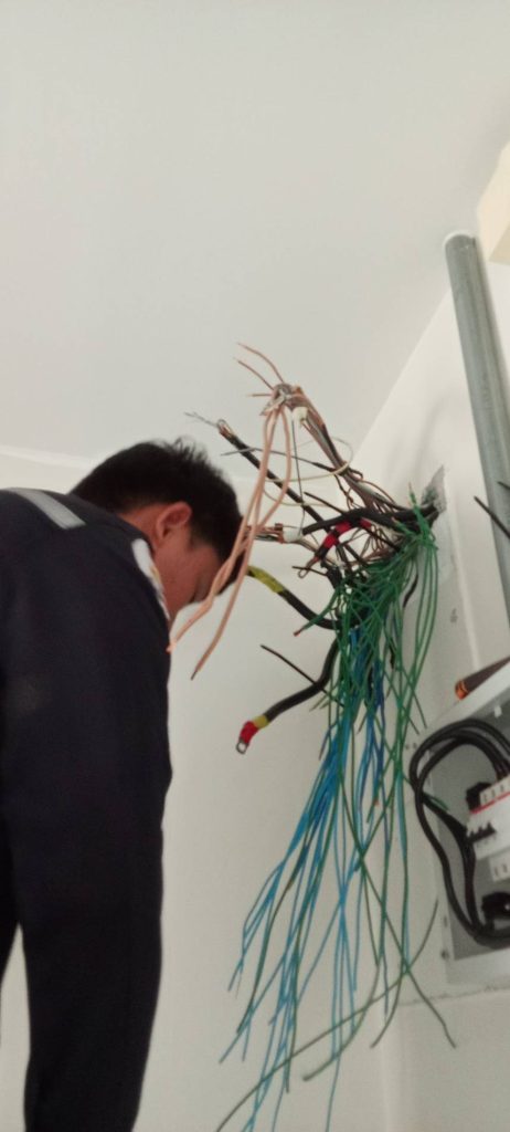 ช่างไฟฟ้าเดินสายไฟเตรียมติดตั้งตู้โหลดเซ็นเตอร์