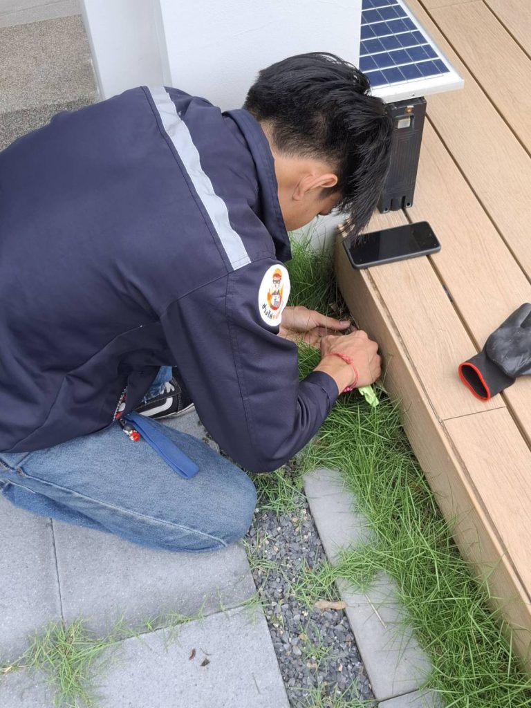 ช่างไฟฟ้าทำการตรวจเช็ก