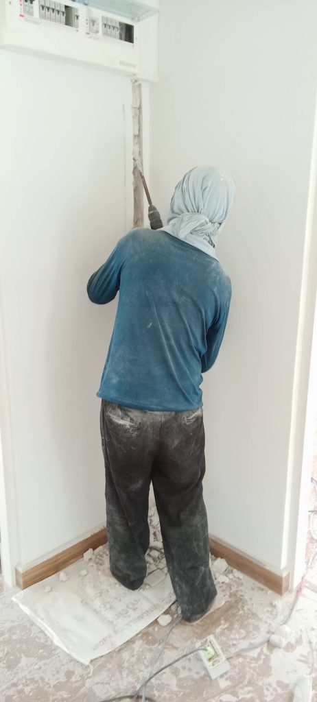 กรีดปูนฝังสายไฟ