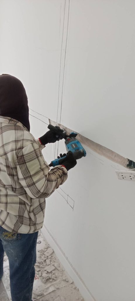 กรีดปูนฝังสายไฟ