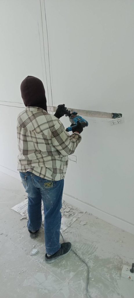 กรีดปูนฝังสายไฟ