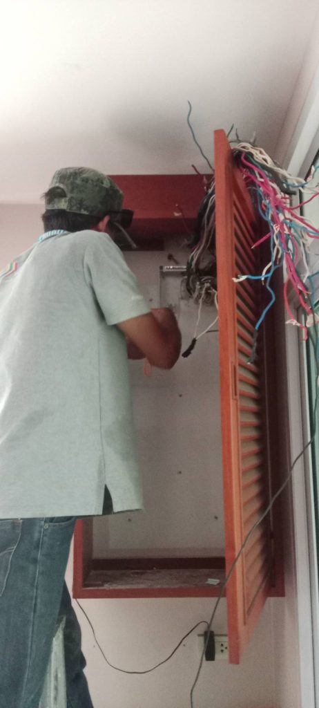 ช่างไฟฟ้าเตรียมติดตั้งตู้โหลดเซ็นเตอร์