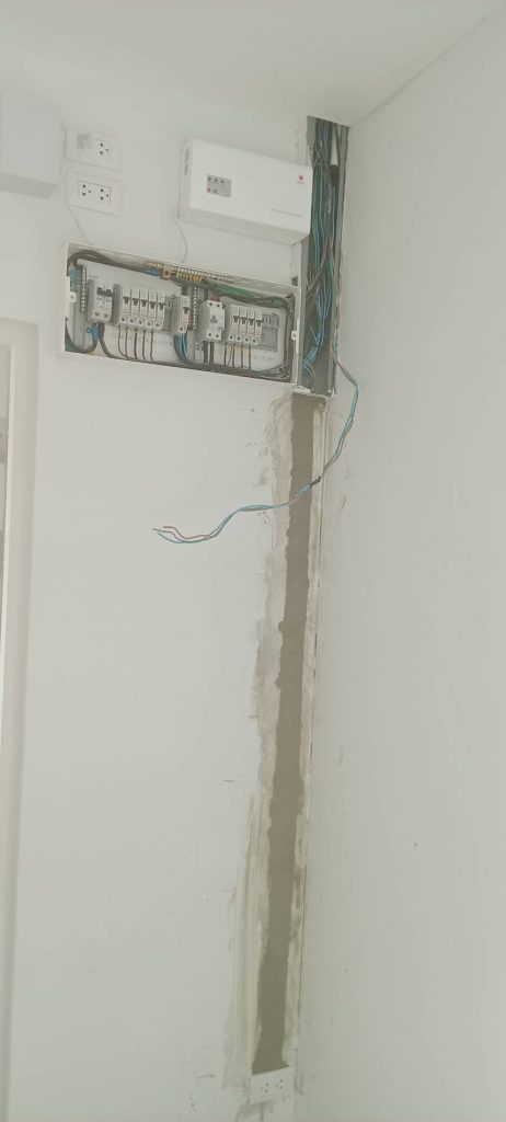 กรีดผนังฝังท่อสายไฟ