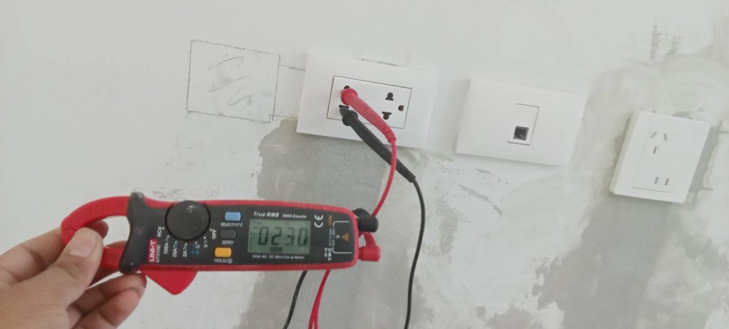ตรวจเช็กปลั๊กไฟ