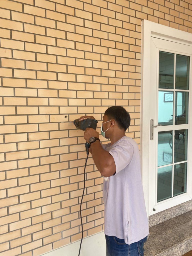 เจาะผนังเตรียมติดตั้ง