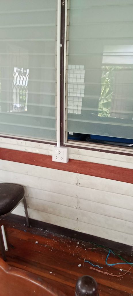 งานเดินท่อร้อยสายติดตั้งปลั๊กไฟ