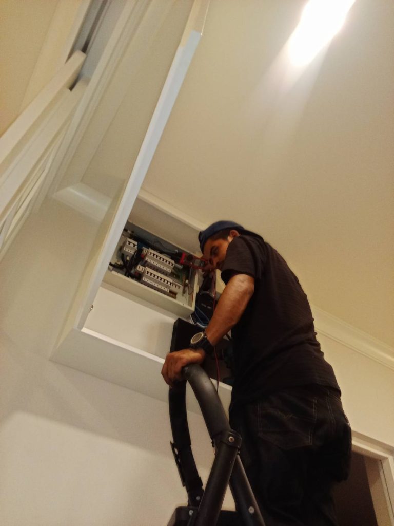 ช่างไฟฟ้าตรวจเช็กตู้คอนซูมเมอร์