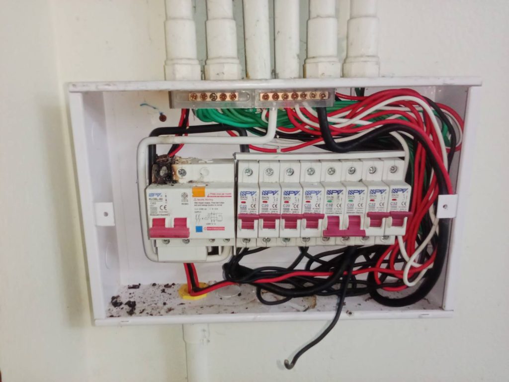 เมนเบรกเกอร์ช็อตไหม้