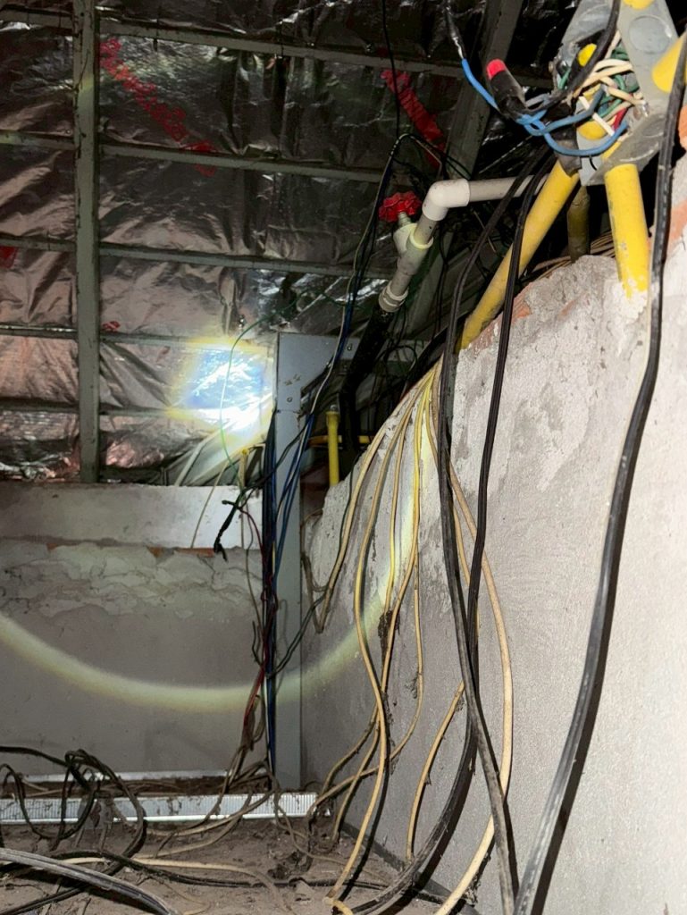 ท่อสายไฟและกล่องพักสายไฟบนฝ้า