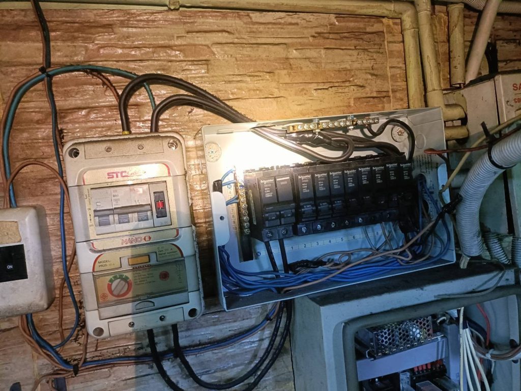 แผงควบคุมไฟฟ้า