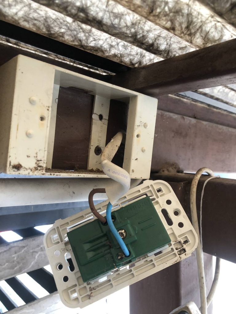 รื้อปลั๊กเช็กสายไฟ