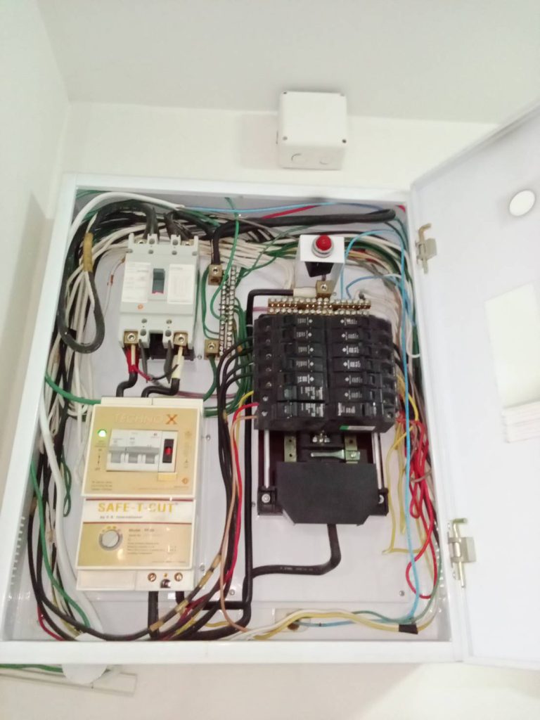 เครื่องตัดวงจรกระแสไฟฟ้ารั่วลงดินอัตโนมัติ