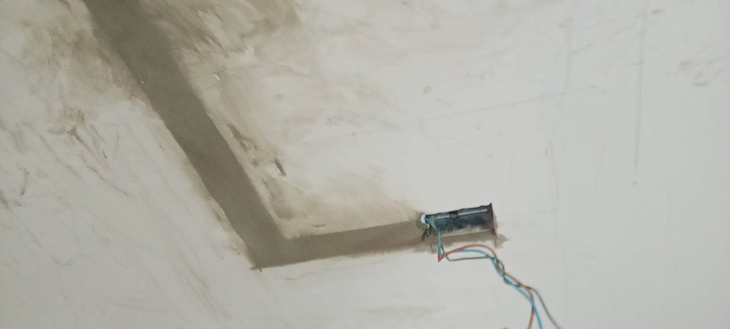 งานกรีดผนังฝังสายไฟ