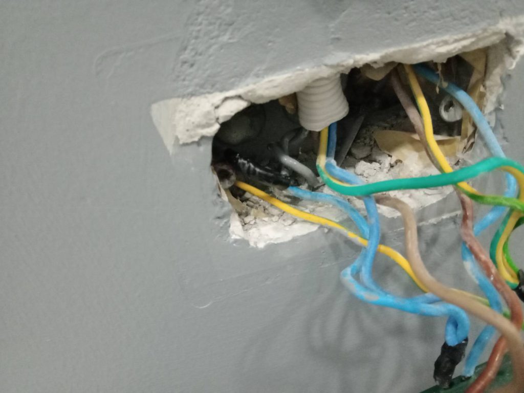 รื้อปลั๊กหาจุดช็อต