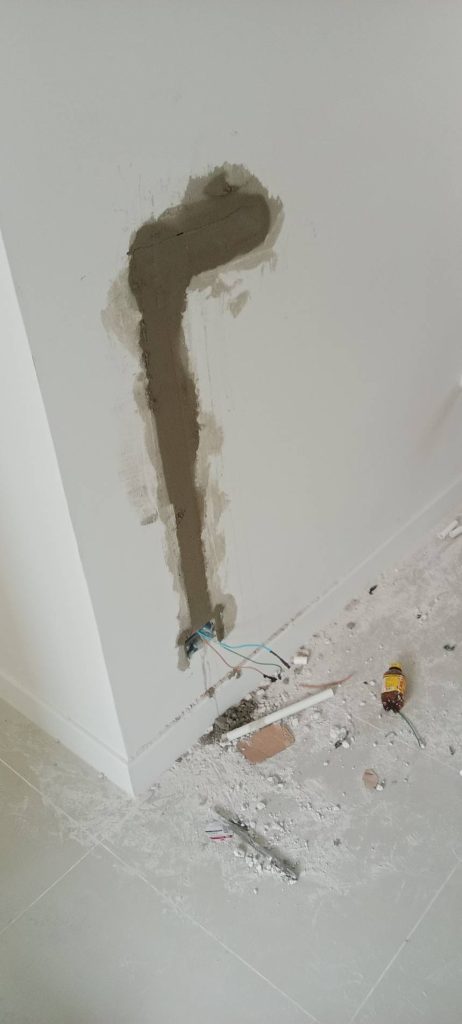 งานกรีดผนังฝังสายไฟ