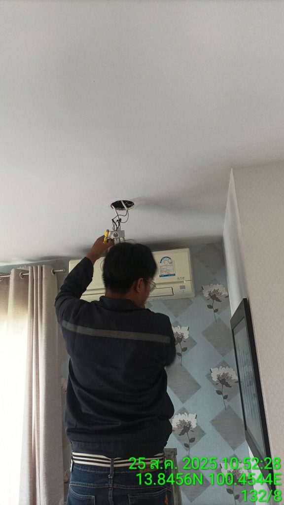 ช่างไฟฟ้าตรวจเช็กดาวน์ไลท์