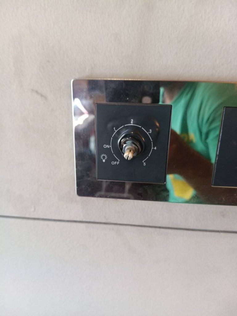 ตรวจเช็กสวิตช์ไฟ